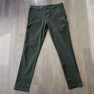 Rhone Commuter Pant Skinny in 30x30 in Olive. Only worn 2x